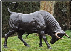 公园里的开荒牛铜雕塑