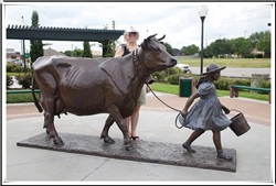 小女孩放牛铜雕塑