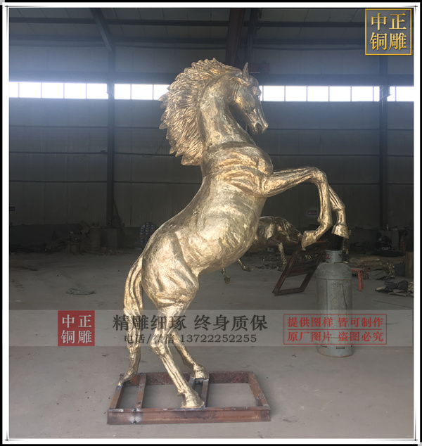 单腿站立铜马雕塑