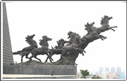 广场大型铜马雕塑