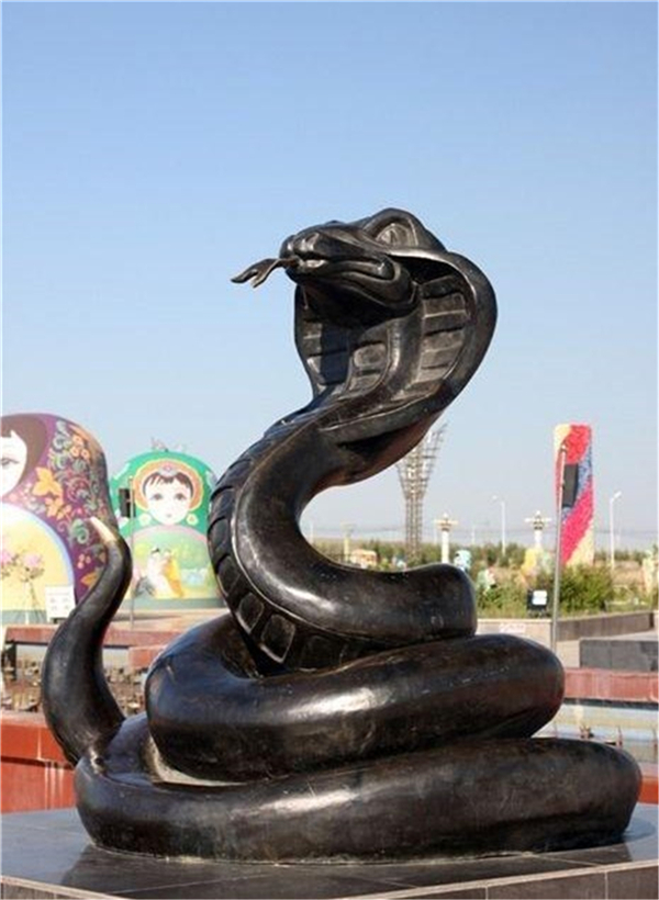 蛇雕塑图片.jpg