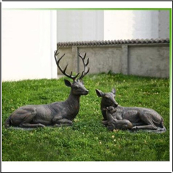 草地一对铜鹿雕塑