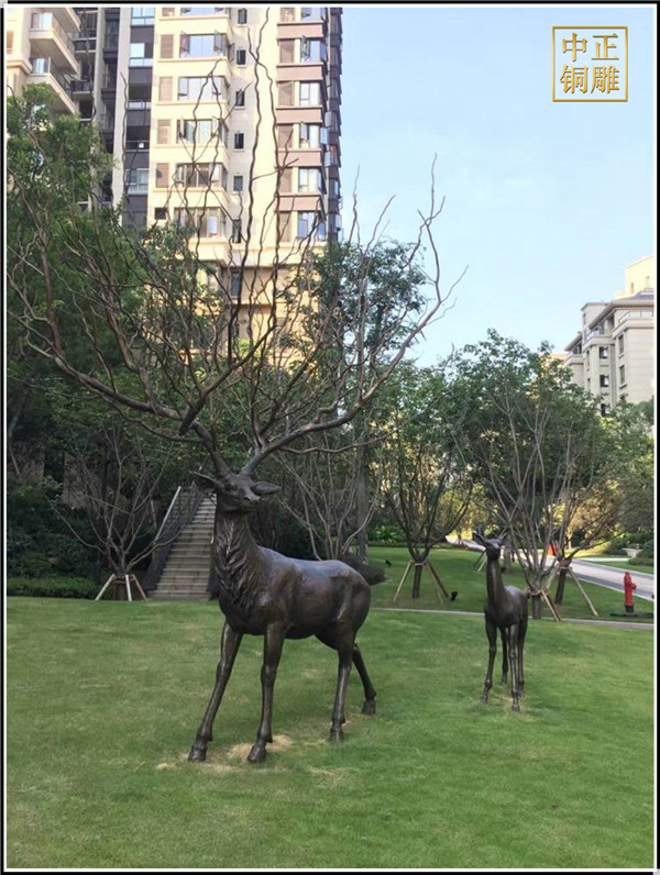 小区雕塑铜鹿.jpg
