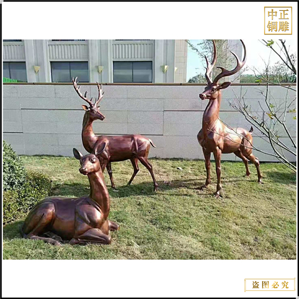 铸铜彩绘卧着的小鹿.jpg