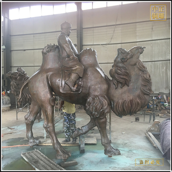 小男孩骑骆驼铜雕塑铸造价格.jpg