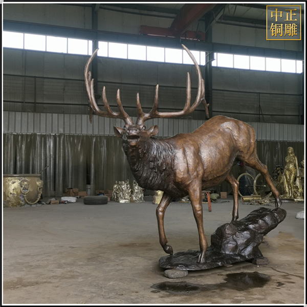 1  1.8米高铜鹿雕塑铸造.jpg