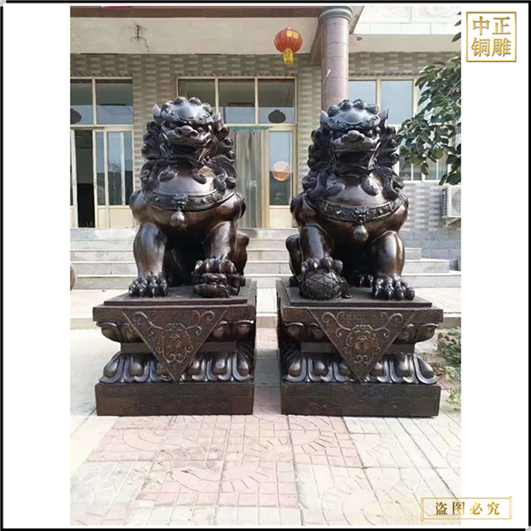 传统铸铜狮子雕像.jpg