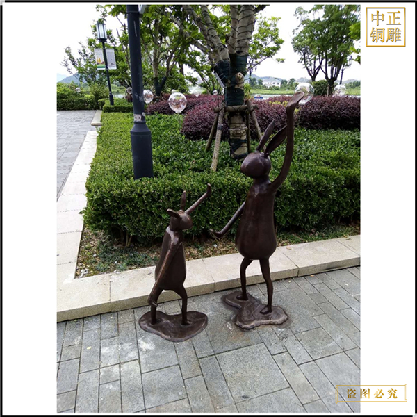 10小兔子跳舞铜雕塑.jpg