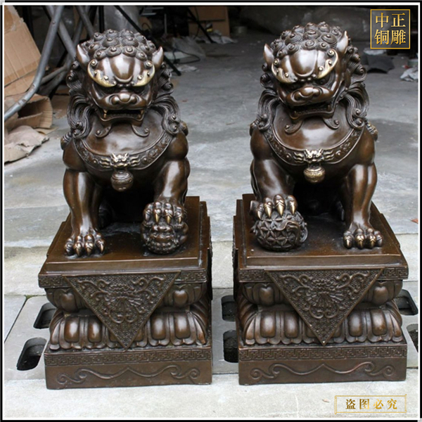 2米铸铜宫门狮雕塑.jpg