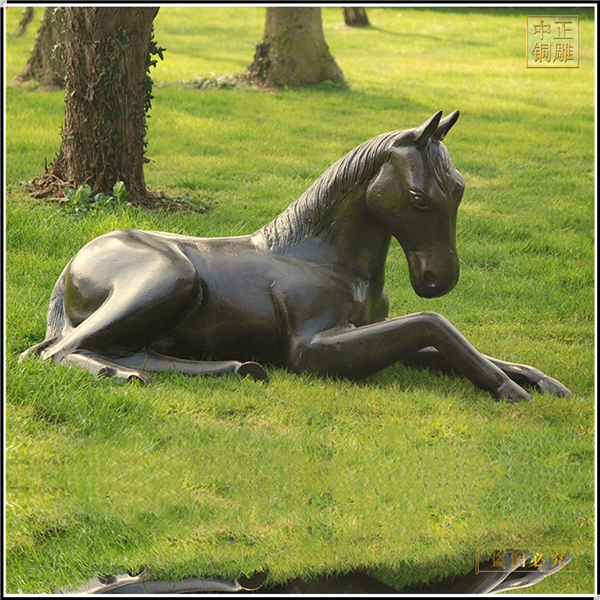 草坪上窝着的马铜雕塑