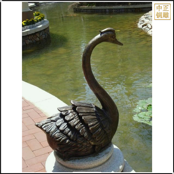 公园水边铜天鹅雕塑