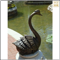 公园水边铜天鹅雕塑