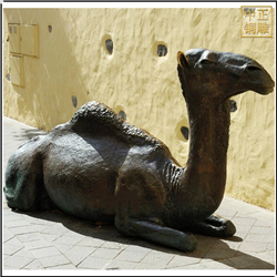 窝着的骆驼铜雕塑