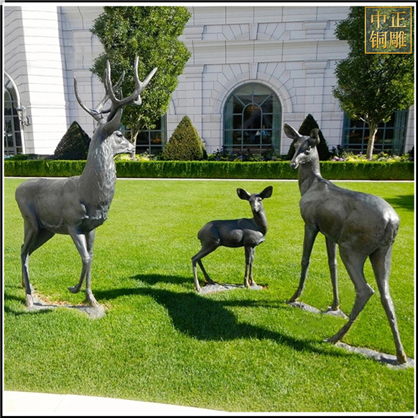 一家三口铜鹿雕塑