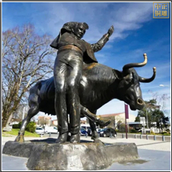 广场男子与铜牛雕塑