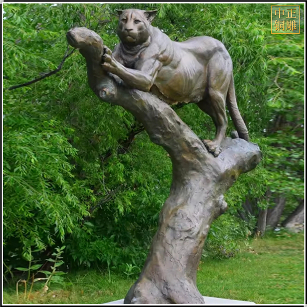豹子爬树动物雕塑