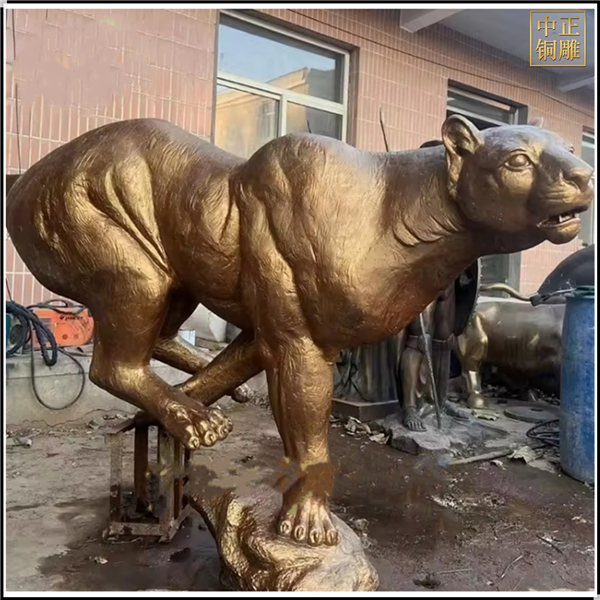 大型豹子铜雕塑
